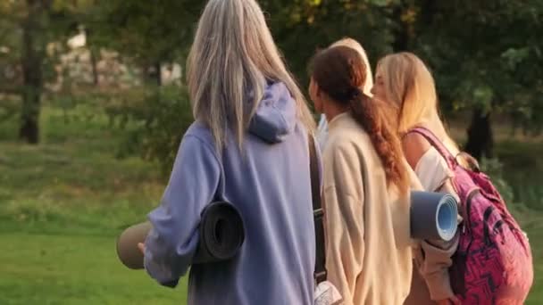 Обратный Взгляд Позитивные Многонациональные Зрелые Женщины Идущие Йогу Разговаривающие Открытом — стоковое видео