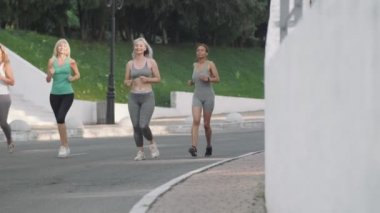 Dışarıda koşuşturan çok uluslu olgun kadınlar.