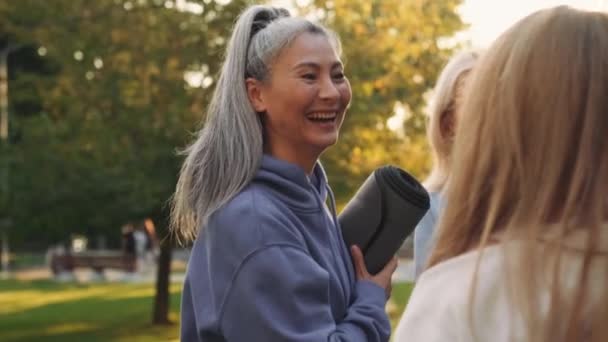 Riendo Asiática Madura Mujer Hablando Con Sus Amigos Aire Libre — Vídeo de stock