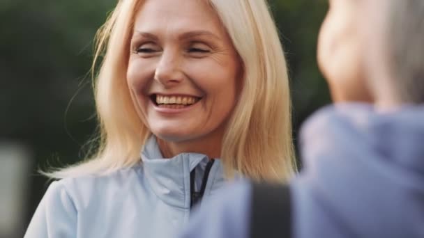 Riendo Rubia Madura Mujer Hablando Con Sus Amigos Aire Libre — Vídeos de Stock