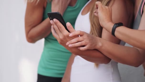 Visão Perto Das Mulheres Mãos Digitando Por Telefone — Vídeo de Stock