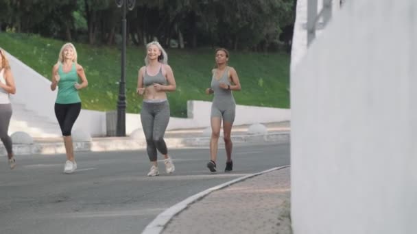 Dışarıda Koşuşturan Çok Uluslu Olgun Kadınlar — Stok video