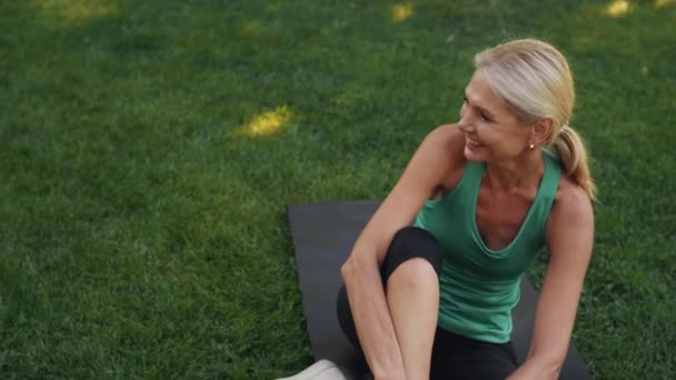 Laughing Mature Woman Sitting Yoga Mat Outdoors — Stock Video