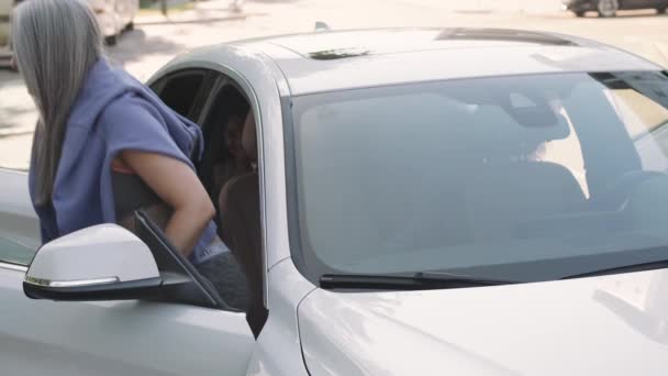 Multinationale Lachende Reife Frauen Die Aus Dem Auto Steigen — Stockvideo