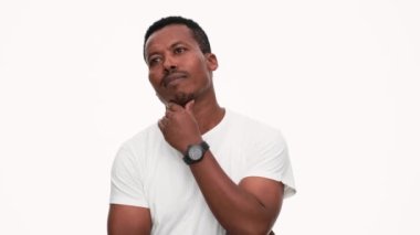 Pozitif Afrikalı bir adam bir şeyler düşünüyor.