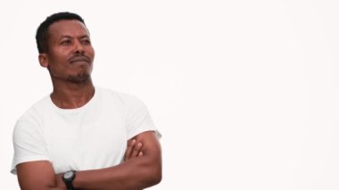 Etrafa bakınan konsantre Afrikalı adam