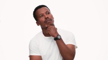 Kendinden emin Afrikalı bir adam bir şey düşünüyor.