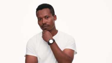 Ciddi Afrikalı bir adam bir şey düşünüyor ve olumlu cevap veriyor.