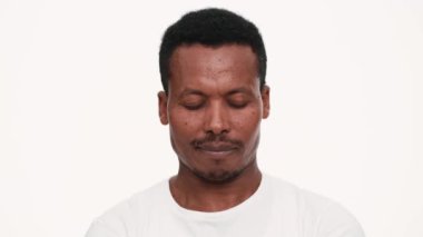 Gülümseyen Afrikalı Adam Kameraya bakıyor