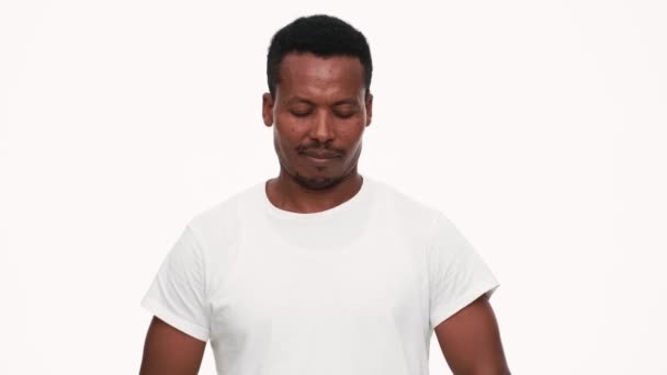 Uomo Africano Positivo Che Pensa Qualcosa Studio Bianco — Video Stock