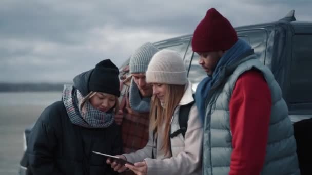 Χαμογελώντας Πολυεθνικές Φίλους Κοιτάζοντας Tablet Κοντά Στο Αυτοκίνητο — Αρχείο Βίντεο