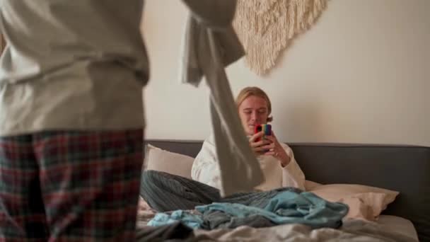 Guy Faltet Dinge Während Sein Freund Etwas Telefon Sieht Und — Stockvideo