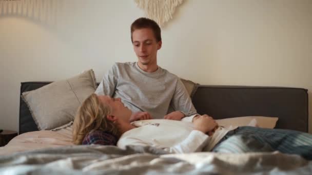 快乐的同性恋夫妇在床上聊天 — 图库视频影像