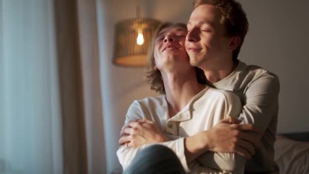 Mooi Gay Paar Praten Knuffelen Bed — Stockvideo