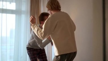 Gülen eşcinsel çift yatakta dans ediyor