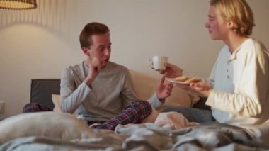 Adam erkek arkadaşının yatağına kahvaltı getirmiş.