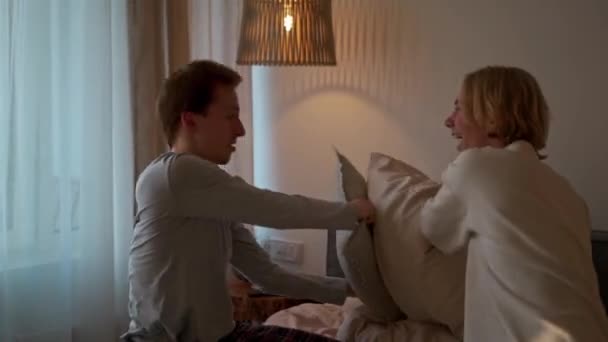 Positivt Homopar Slår Puter Senga – stockvideo