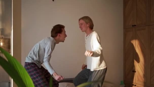 Glücklich Gay Pärchen Tanzen Auf Die Bett — Stockvideo
