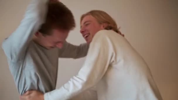 Schön Gay Pärchen Tanzen Auf Die Bett — Stockvideo