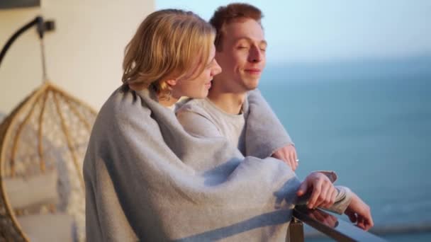 Lächelndes Schwules Paar Spricht Auf Dem Balkon Unter Einer Decke — Stockvideo