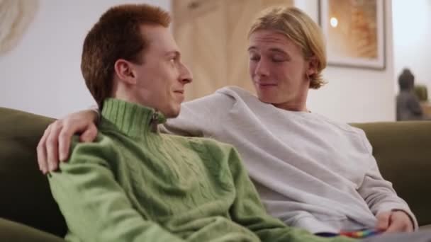 金发同性恋夫妇在家里聊天 — 图库视频影像