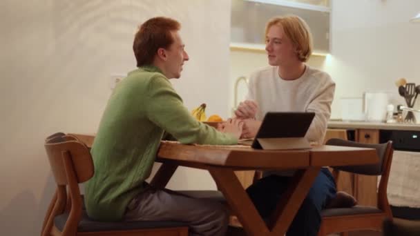 Gülümseyen Eşcinsel Çift Mutfakta Konuşuyor — Stok video
