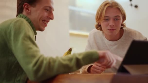 Glimlachen Gay Paar Kijken Naar Tablet Keuken — Stockvideo