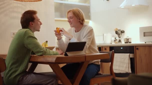 Positif Gay Couple Parler Dans Cuisine — Video