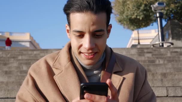 Hombre Árabe Guapo Mensajes Texto Por Teléfono Sentado Las Escaleras — Vídeo de stock