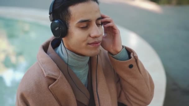 Vrolijke Arabische Man Luistert Muziek Hoofdtelefoon Het Park — Stockvideo