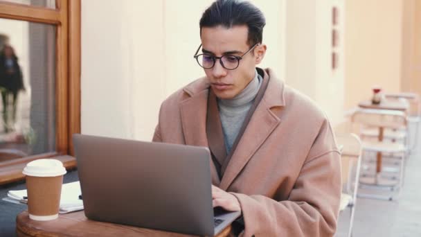 Hombre Árabe Positivo Que Trabaja Con Ordenador Portátil Cafetería Aire — Vídeos de Stock