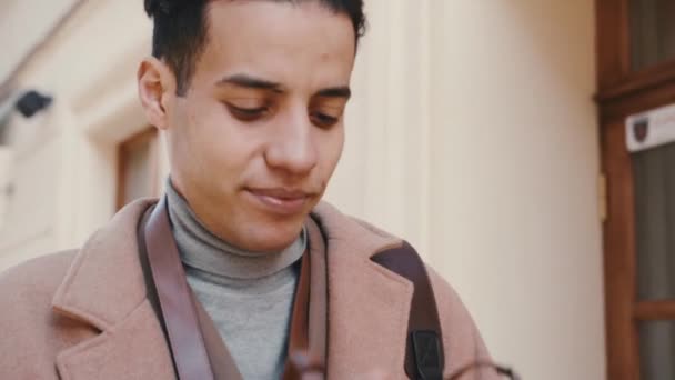Vrolijke Arabische Man Wandelen Het Nemen Van Straatfoto — Stockvideo