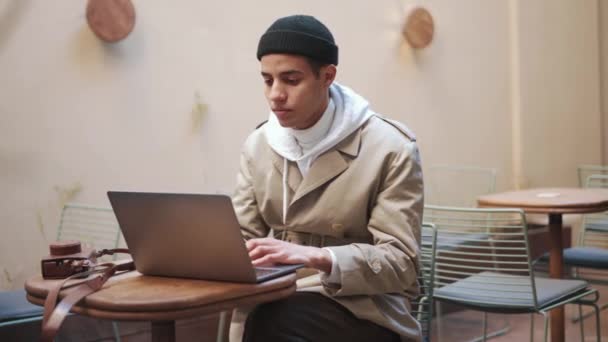 Skoncentrowany Arabczyk Pracujący Laptopie Kawiarni — Wideo stockowe