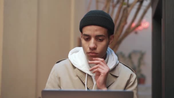 Pensive Arabe Homme Travaillant Sur Ordinateur Portable Dans Café — Video