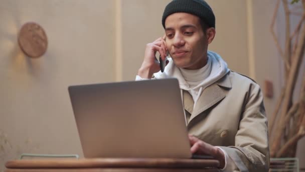 Arabe Positif Travaillant Sur Ordinateur Portable Parlant Par Téléphone Dans — Video