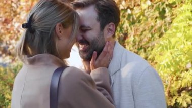 Parkta öpüşen sevimli çift.