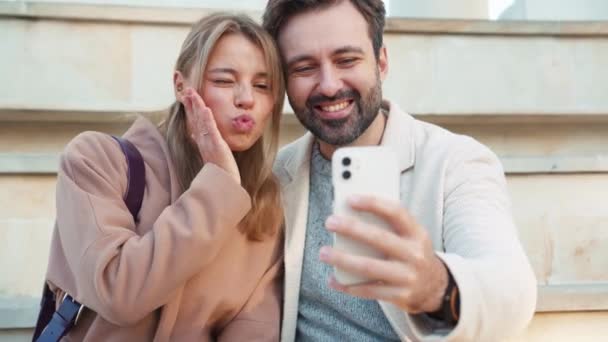Preciosa Pareja Haciendo Selfie Teléfono Besándose Las Escaleras — Vídeo de stock
