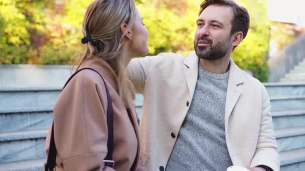 Sorrindo Homem Acariciando Sua Namorada Cabeça Parque — Vídeo de Stock