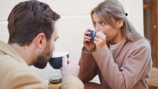 Mosolygó Pár Teát Iszik Szabadban Beszélgetnek Kávézóban — Stock videók