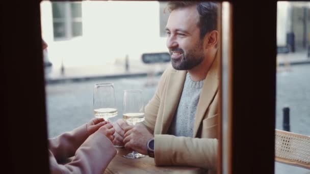 Vista Desde Ventana Hombre Positivo Bebiendo Vino Hablando Cafetería Aire — Vídeo de stock