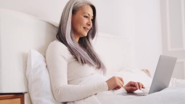 Sorrindo Mulher Asiática Falando Por Videochamada Laptop Cama — Vídeo de Stock