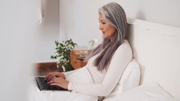 Vista Lateral Mulher Asiática Digitando Por Laptop Cama — Vídeo de Stock