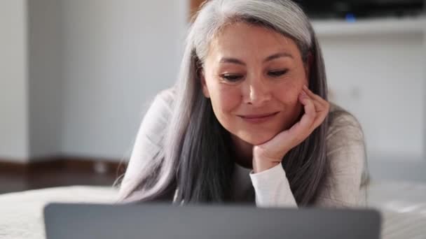 Close Widok Azji Kobieta Wpisując Laptopie Podczas Leżenia Łóżku — Wideo stockowe