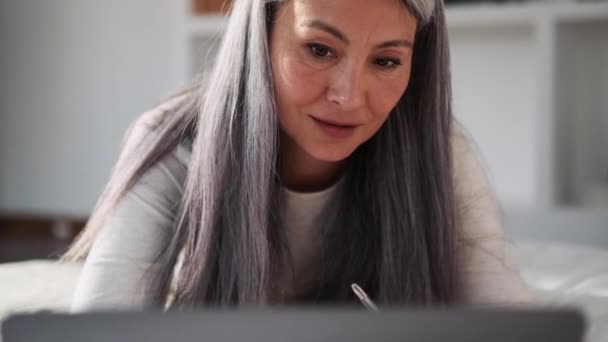 Mujer Asiática Que Trabaja Con Ordenador Portátil Escritura Mientras Está — Vídeo de stock