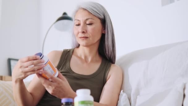 Koncentrovaná Asijská Žena Otvírá Sklenici Léky Doma — Stock video