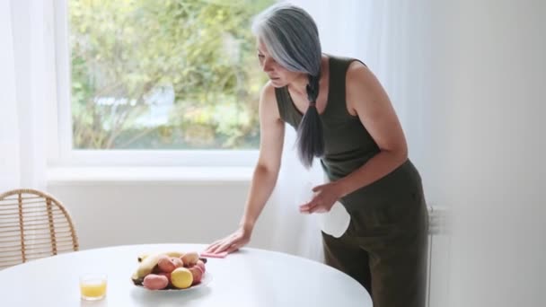 Yemek Masasını Silen Asyalı Kadın — Stok video