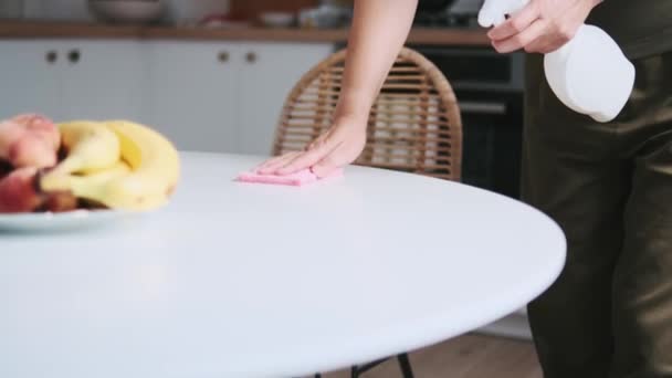 Μια Γυναίκα Σκουπίζει Τραπέζι Χέρια Της — Αρχείο Βίντεο