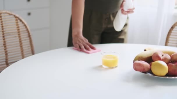 Mulher Mãos Limpando Mesa Jantar — Vídeo de Stock