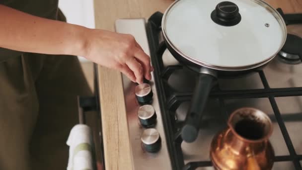 Жінка Включаючи Піч Кухні — стокове відео