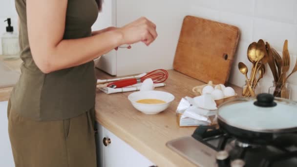 Frau Macht Omelett Der Küche — Stockvideo